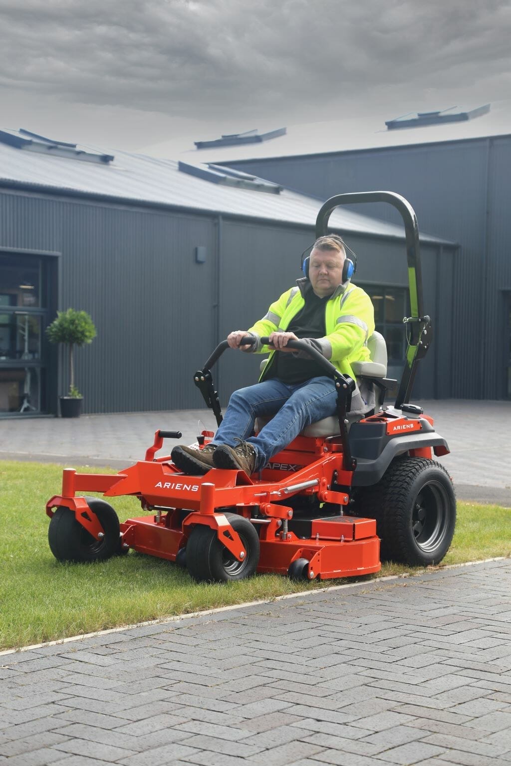 Ariens Apex Zero Turn Mower - Image 6