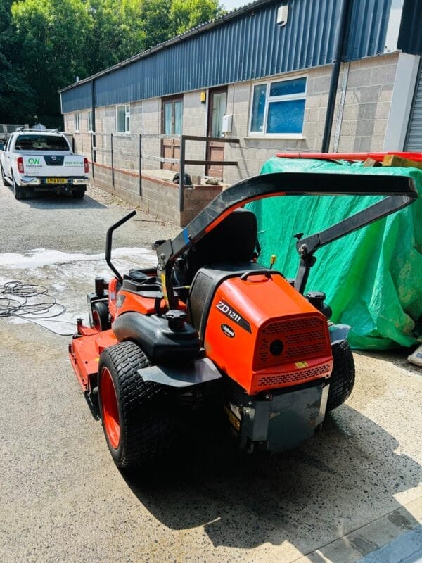 USED Kubota ZD1211 Zero Turn Mower - Image 2