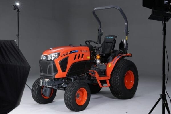 Kubota LXe-261 Electric Compact Tractor - Image 2